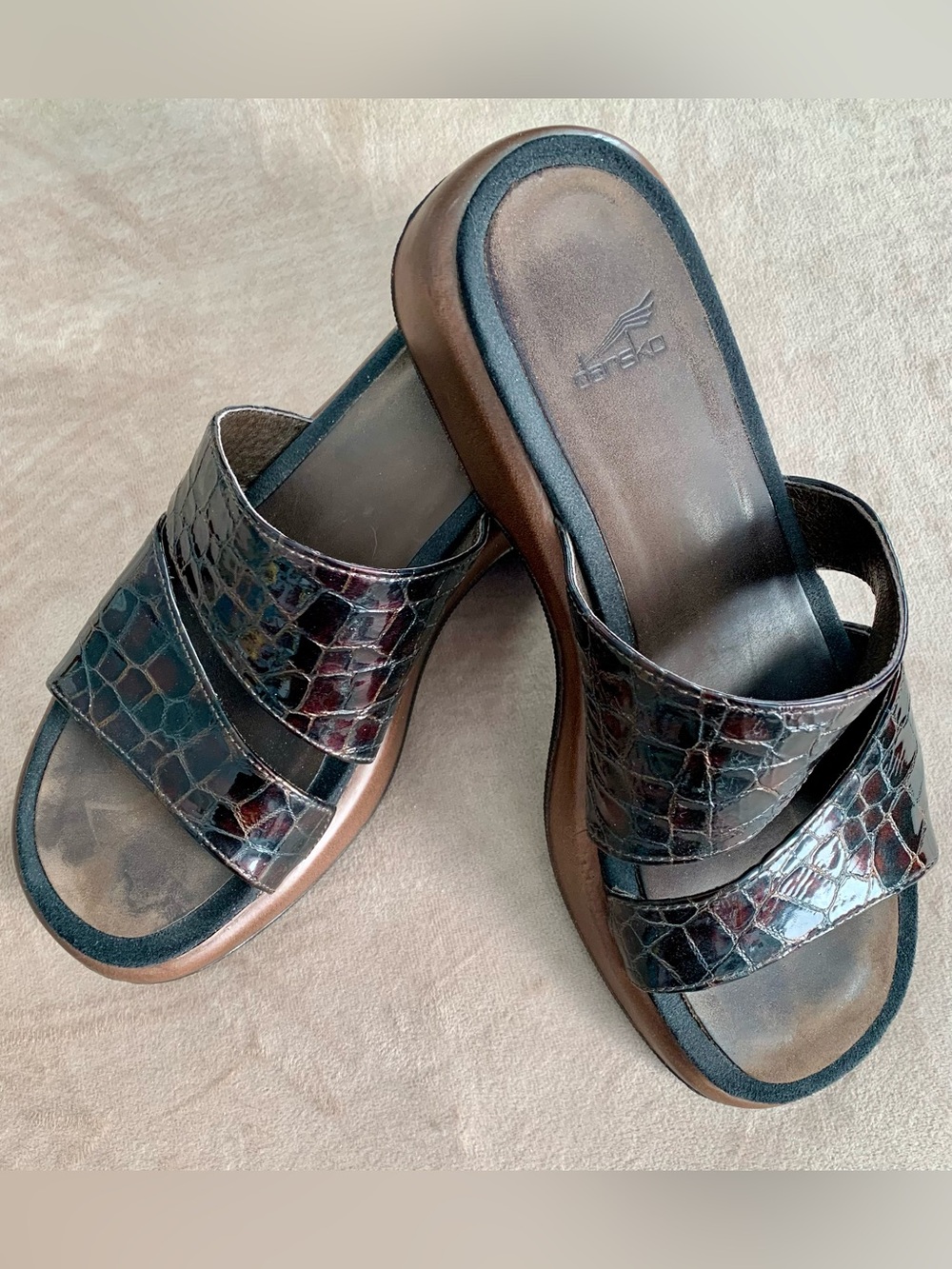 Dansko Women's Brown Croc-Embossed Slide Sandals size 9 US / 40 EU